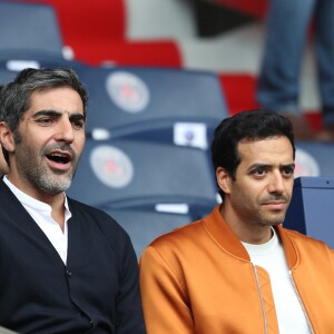 Ary Abittan et Tarek Boudali - Match de football entre le Psg et Montpellier au Parc des Princes à Paris le 22 avril 2017. © Cyril Moreau/Bestimage