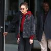 Gigi Hadid à la sortie d'un immeuble à New York, le 16 avril 2017 Model Gigi Hadid is spotted stepping out in New York City, New York on April 17, 2017.