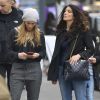 Jennifer Lopez se promène avec sa soeur Lynda et sa fille Emme à New York, le 23 avril 2017.