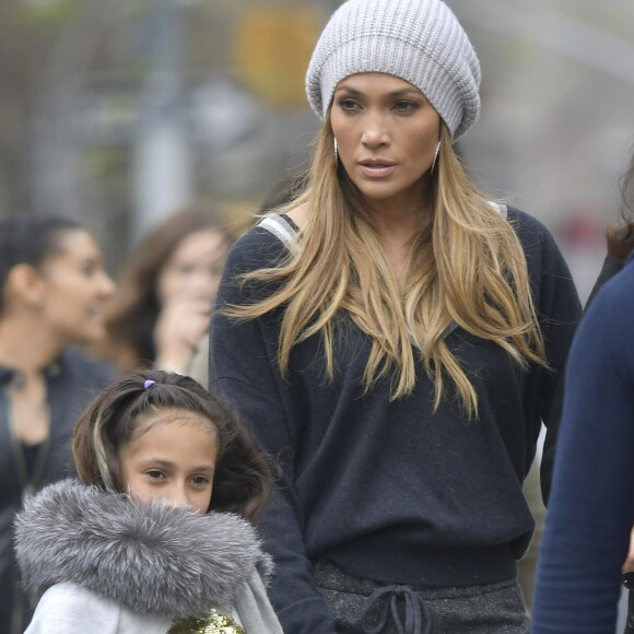 Jennifer Lopez se promène avec sa soeur Lynda et sa fille Emme à New York, le 23 avril 2017.