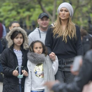 Jennifer Lopez se promène avec sa soeur Lynda et sa fille Emme à New York, le 23 avril 2017.