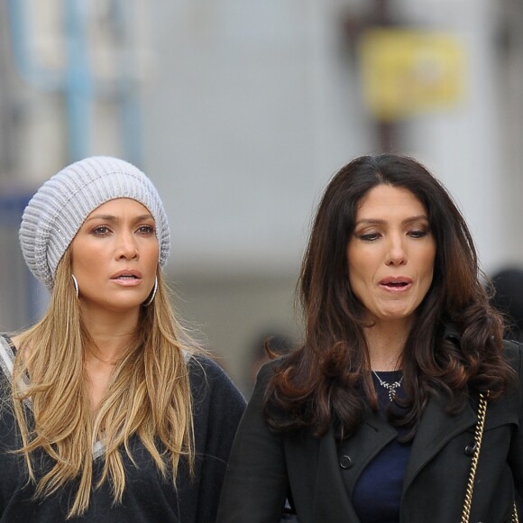 Jennifer Lopez se promène avec sa soeur Lynda et sa fille Emme à New York, le 23 avril 2017.