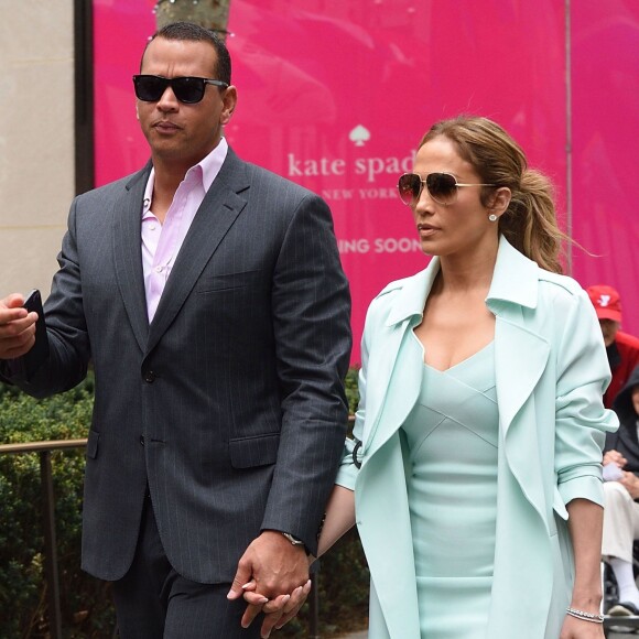 Alex Rodriguez et Jennifer Lopez à la sortie d'un restaurant à New York le 24 avril 2017.