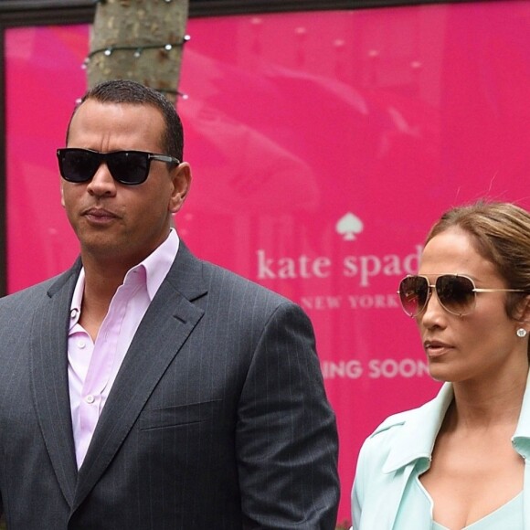 Alex Rodriguez et Jennifer Lopez à la sortie d'un restaurant à New York le 24 avril 2017.