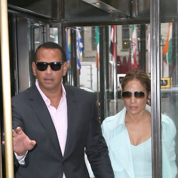 Alex Rodriguez et Jennifer Lopez à la sortie d'un restaurant à New York le 24 avril 2017.