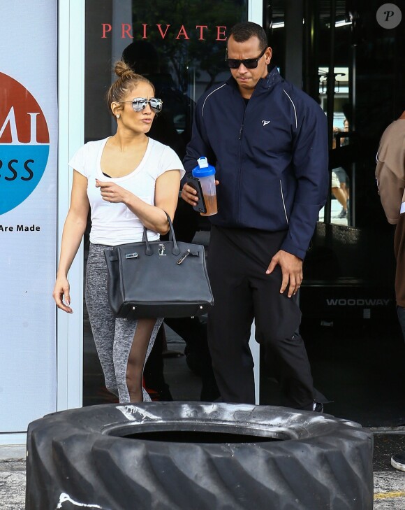 Jennifer Lopez et son compagnon Alex Rodriguez se rendent à leur cours de gym à Miami le 20 avril 2017