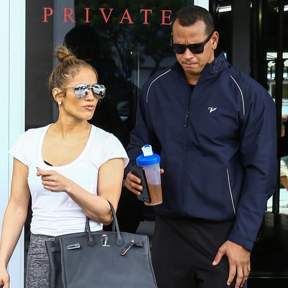 Jennifer Lopez et son compagnon Alex Rodriguez se rendent à leur cours de gym à Miami le 20 avril 2017