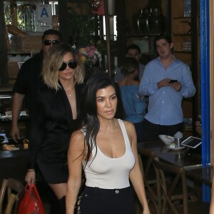 Kim, Kourtney et Khloé Kardashian quittent un restaurant après le déjeuner à Los Angeles le 20 avril 2017