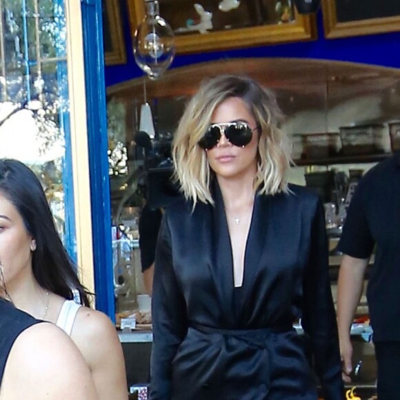 Kim, Kourtney et Khloé Kardashian quittent un restaurant après le déjeuner à Los Angeles le 20 avril 2017.