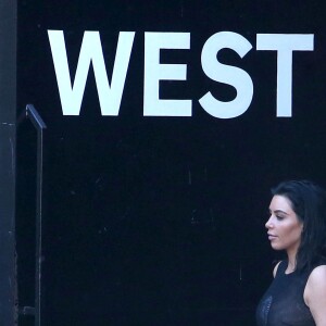 Kim Kardashian quitte les studios d'enregistrement à Los Angeles le 20 avril 2017.