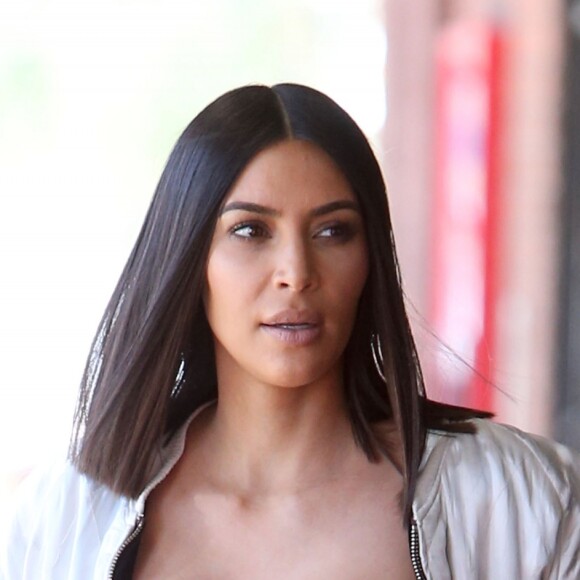 Kim Kardashian et Khloe Kardashian sont allées déjeuner à Culver City, Les deux soeurs ne portent pas de soutien-gorge et Kim porte un haut blanc très transparent! Le 31 mars 2017