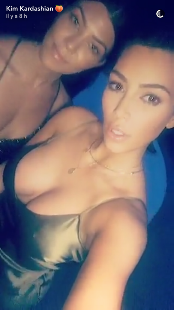 Kourtney et Kim Kardashian sur Snapchat lors de leurs vacances au Mexique le 24 avril 2017