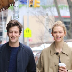 Karlie Kloss et Joshua Kushner dans les rues de New York le 26 mars 2017