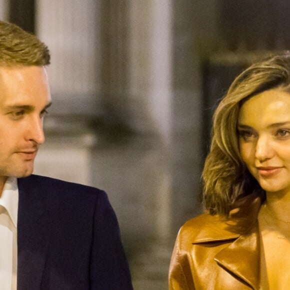 Miranda Kerr et son fiancé Evan Spiegel à la sortie du cocktail du dîner de présentation de la nouvelle collection Vuitton "Masters, Les Grands Maîtres" en collaboration avec Jeff Koons au Louvre à Paris, France, le 11 avril 2017.