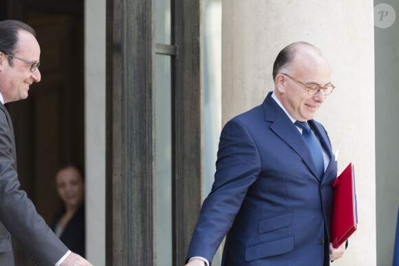 François Hollande, président de la République et Bernard Cazeneuve, premier ministre - Sorties du conseil des ministres au palais de l'Elysée à Paris, le 26 avril 2017. © Pierre Pérusseau/Bestimage