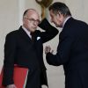 Bernard Cazeneuve et Jean-Pierre Jouyet - Sortie du conseil des ministres du mercredi 12 avril au palais de l'Elysée à Paris. Le 12 avril 2017 © Stéphane Lemouton / Bestimage