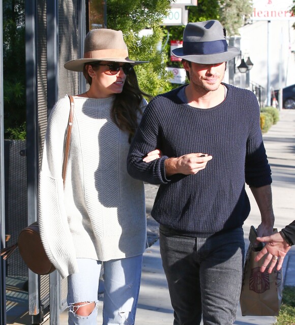Nikki Reed et son mari Ian Somerhalder se promènent dans les rues de West Hollywood, le 19 décembre 2016.