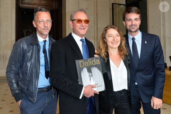 Olivier Saillard (directeur du musée de la Mode de la Ville de Paris), Bertrand Delanoë, Delphine Levy (directrice de Paris-Musées), et Bruno Julliard au Vernissage de l'exposition "Dalida: Une garde-robe de la ville à la scène" au musée de la ville de Paris, Palais Galliera, à Paris, France, le 25 avril 2017. © Coadic Guirec/Bestimage