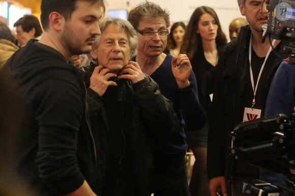 Exclusif - Roman Polanski tourne une scène de son prochain film, dans lequel joue son épouse E. Seigner, pendant le 37e Salon du Livre à la Porte de Versailles à Paris, le 24 mars 2017. © CVS/Bestimage