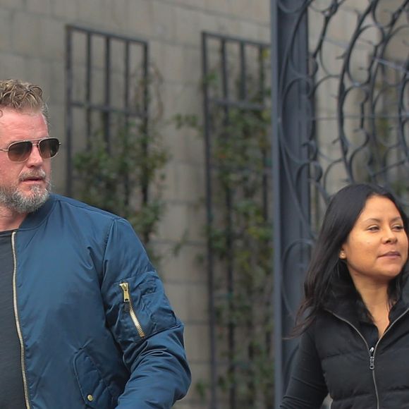 Exclusif - Eric Dane fait du shopping avec une mystérieuse inconnue à Beverly Hills le 22 décembre 2016. Eric Dane, toujours marié à Rebecca Gayheart ne porte plus son alliance.