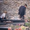 Alain Delon et Mireille Darc sur la tombe de Romy Schneider en juin 1982