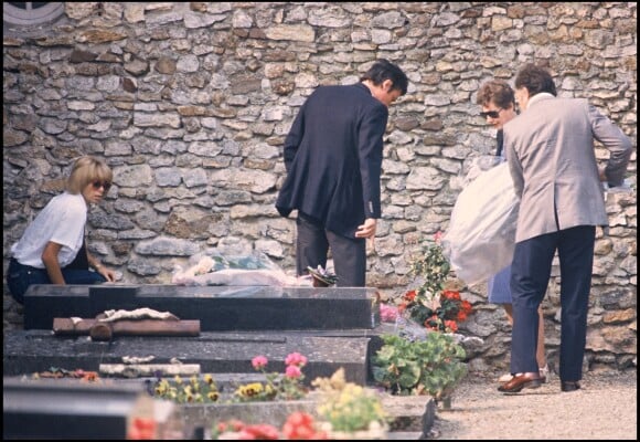 Alain Delon et Mireille Darc sur la tombe de Romy Schneider en juin 1982