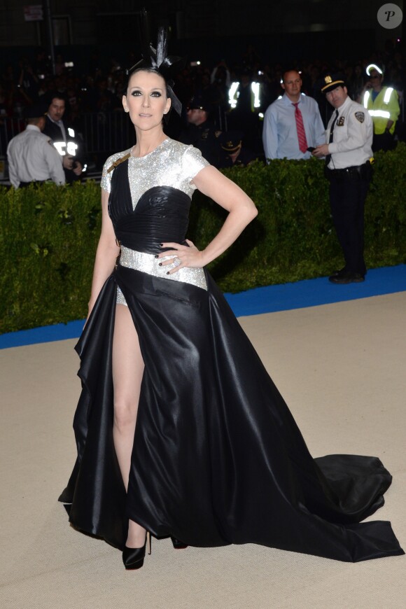 Céline Dion sur le tapis rouge du MET 2017 Costume Institute Gala sur le thème de "Rei Kawakubo/Comme des Garçons: Art Of The In-Between" à New York, le 1er mai 2017.
