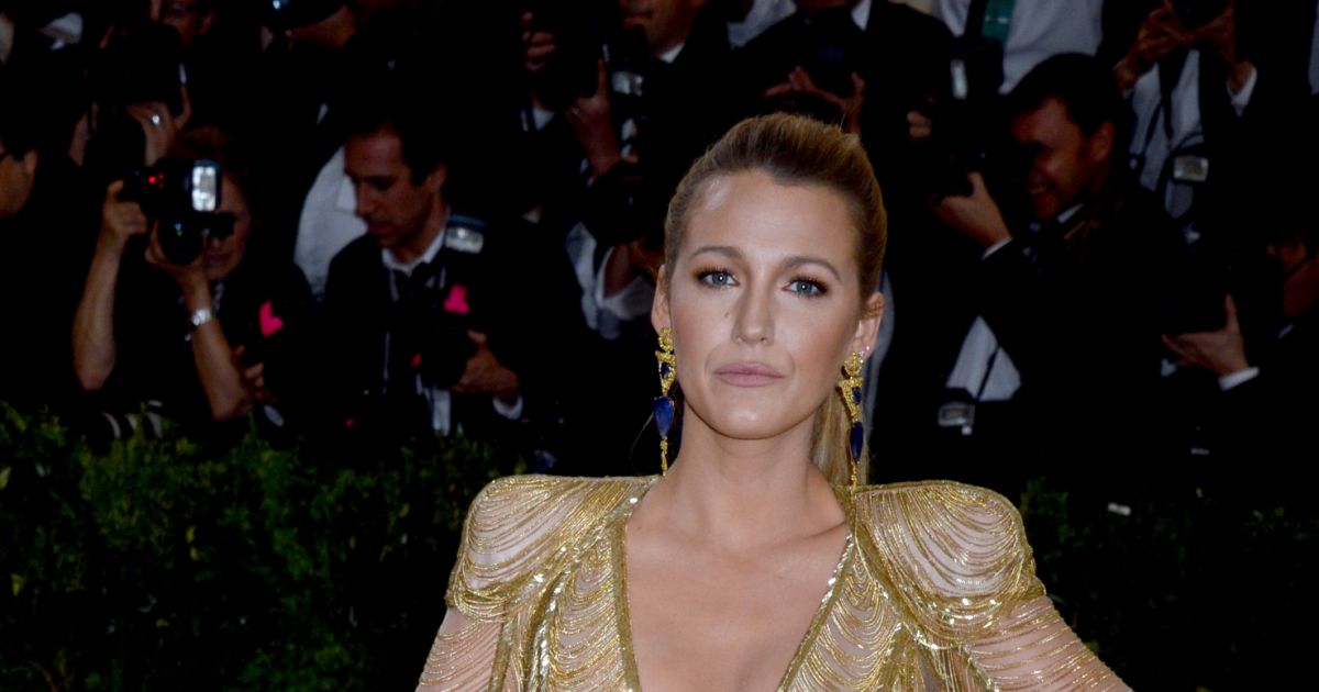 Blake Lively Sur Le Tapis Rouge Du Met 2017 Costume Institute Gala Sur Le Thème De Rei Kawakubo 