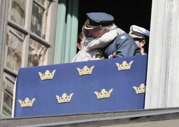 La princesse Estelle fait un câlin à son grand-père le roi Carl XVI Gustaf de Suède - Célébration du 71e anniversaire du roi Carl XVI Gustaf de Suède à Stockholm le 30 avril 2017