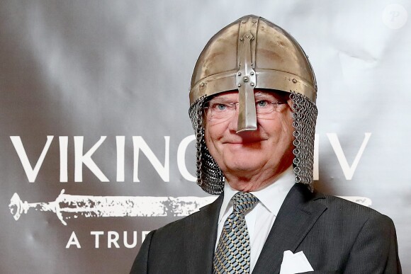 Le roi Carl XVI Gustaf de Suède inaugurait avec son épouse la reine Silvia le musée Vikingaliv à Stockholm le 28 avril 2017 et n'a pas hésité à enfiler un heaume !