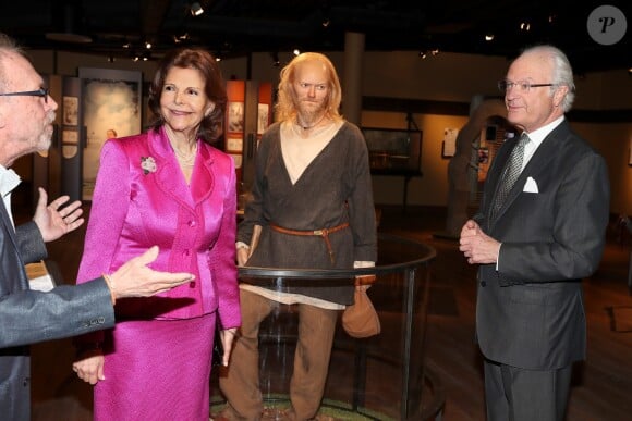 Le roi Carl XVI Gustaf de Suède inaugurait avec son épouse la reine Silvia le musée Vikingaliv à Stockholm le 28 avril 2017 et n'a pas hésité à enfiler un heaume !
