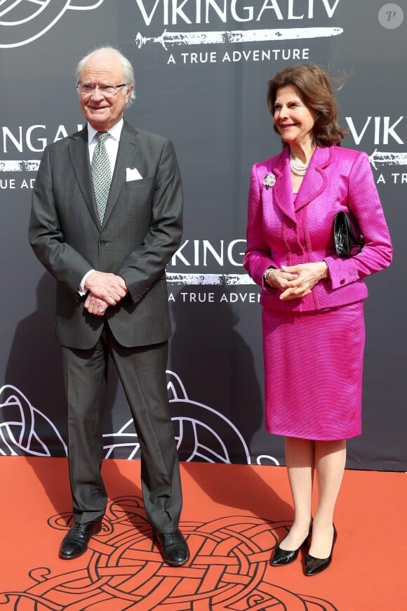 Le roi Carl XVI Gustaf de Suède inaugurait avec son épouse la reine Silvia le musée Vikingaliv à Stockholm le 28 avril 2017 et n'a pas hésité à enfiler un heaume !