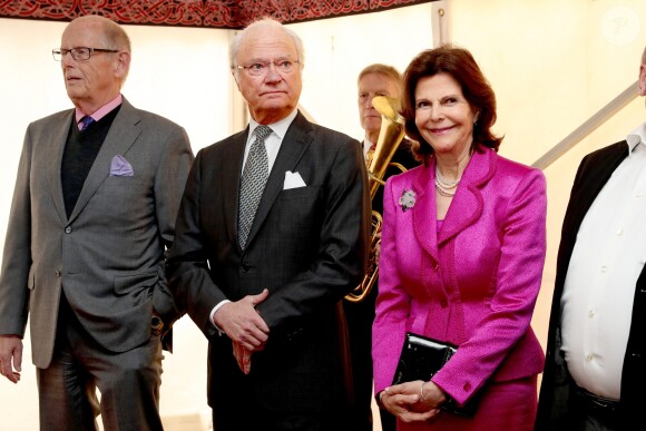 Le roi Carl XVI Gustaf de Suède inaugurait avec son épouse la reine Silvia le musée Vikingaliv à Stockholm le 28 avril 2017 et n'a pas hésité à enfiler un heaume !