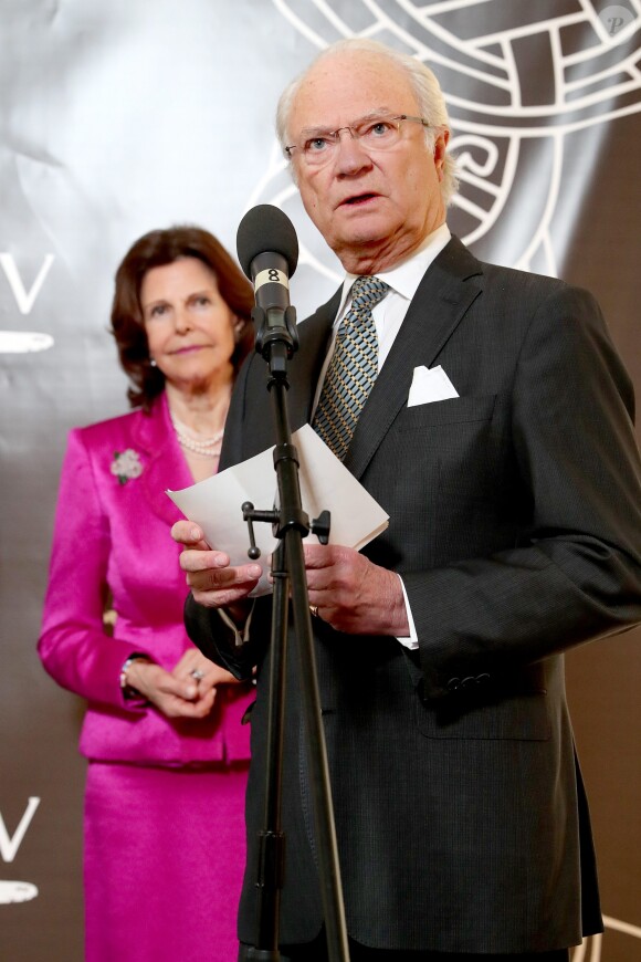 Le roi Carl XVI Gustaf de Suède inaugurait avec son épouse la reine Silvia le musée Vikingaliv à Stockholm le 28 avril 2017 et n'a pas hésité à enfiler un heaume !