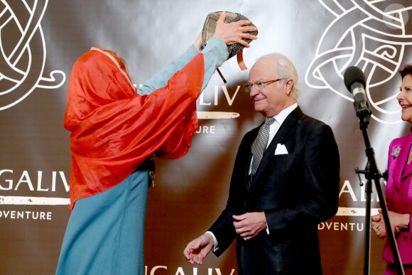 Le roi Carl XVI Gustaf de Suède inaugurait avec son épouse la reine Silvia le musée Vikingaliv à Stockholm le 28 avril 2017 et n'a pas hésité à enfiler un heaume !