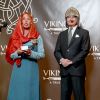 Le roi Carl XVI Gustaf de Suède inaugurait avec son épouse la reine Silvia le musée Vikingaliv à Stockholm le 28 avril 2017 et n'a pas hésité à enfiler un heaume !