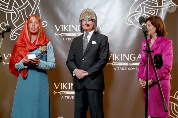 Le roi Carl XVI Gustaf de Suède inaugurait avec son épouse la reine Silvia le musée Vikingaliv à Stockholm le 28 avril 2017 et n'a pas hésité à enfiler un heaume !