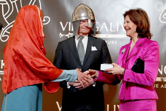Le roi Carl XVI Gustaf de Suède inaugurait avec son épouse la reine Silvia le musée Vikingaliv à Stockholm le 28 avril 2017 et n'a pas hésité à enfiler un heaume !