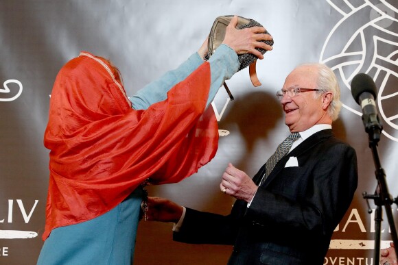 Le roi Carl XVI Gustaf de Suède inaugurait avec son épouse la reine Silvia le musée Vikingaliv à Stockholm le 28 avril 2017 et n'a pas hésité à enfiler un heaume !