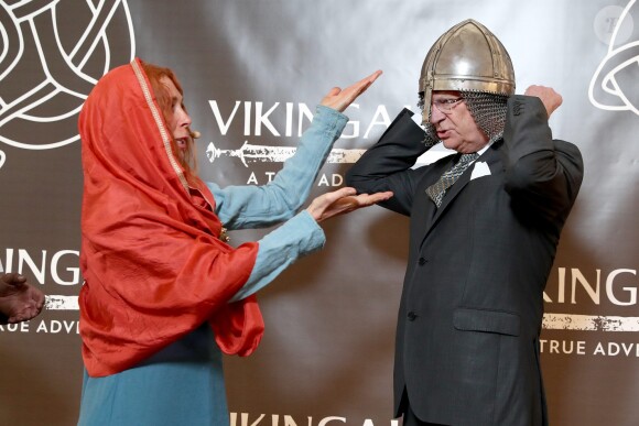 Le roi Carl XVI Gustaf de Suède inaugurait avec son épouse la reine Silvia le musée Vikingaliv à Stockholm le 28 avril 2017 et n'a pas hésité à enfiler un heaume !