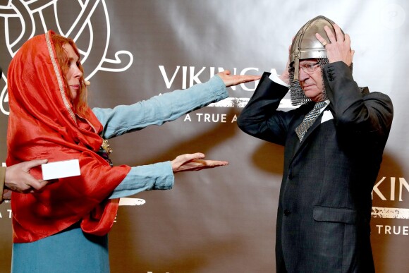 Le roi Carl XVI Gustaf de Suède inaugurait avec son épouse la reine Silvia le musée Vikingaliv à Stockholm le 28 avril 2017 et n'a pas hésité à enfiler un heaume !