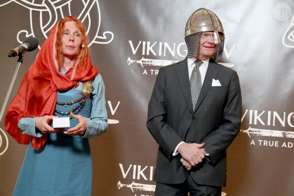 Le roi Carl XVI Gustaf de Suède inaugurait avec son épouse la reine Silvia le musée Vikingaliv à Stockholm le 28 avril 2017 et n'a pas hésité à enfiler un heaume !