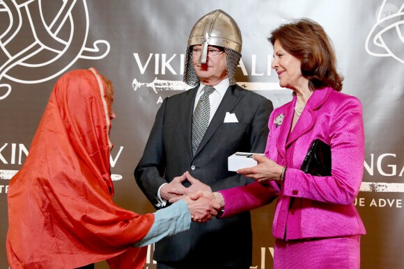 Le roi Carl XVI Gustaf de Suède inaugurait avec son épouse la reine Silvia le musée Vikingaliv à Stockholm le 28 avril 2017 et n'a pas hésité à enfiler un heaume !