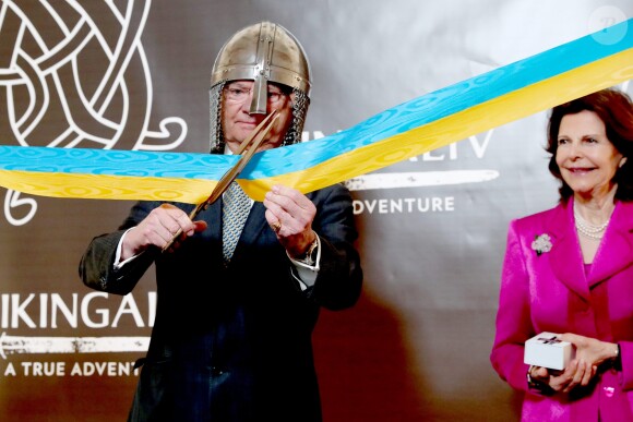 Le roi Carl XVI Gustaf de Suède inaugurait avec son épouse la reine Silvia le musée Vikingaliv à Stockholm le 28 avril 2017 et n'a pas hésité à enfiler un heaume !