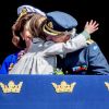 La princesse Estelle de Suède a fait un gros câlin à son papy le roi Carl XVI Gustaf au balcon du palais royal lors des célébrations de son 71e anniversaire à Stockholm le 30 avril 2017