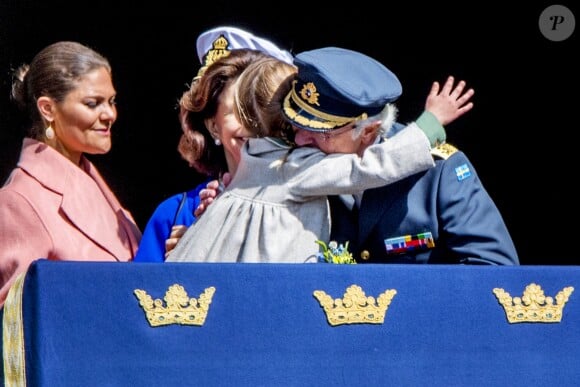 La princesse Estelle de Suède a fait un gros câlin à son papy le roi Carl XVI Gustaf au balcon du palais royal lors des célébrations de son 71e anniversaire à Stockholm le 30 avril 2017
