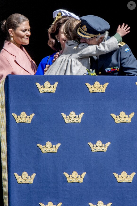 La princesse Estelle de Suède a fait un gros câlin à son papy le roi Carl XVI Gustaf au balcon du palais royal lors des célébrations de son 71e anniversaire à Stockholm le 30 avril 2017