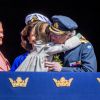 La princesse Estelle de Suède a fait un gros câlin à son papy le roi Carl XVI Gustaf au balcon du palais royal lors des célébrations de son 71e anniversaire à Stockholm le 30 avril 2017