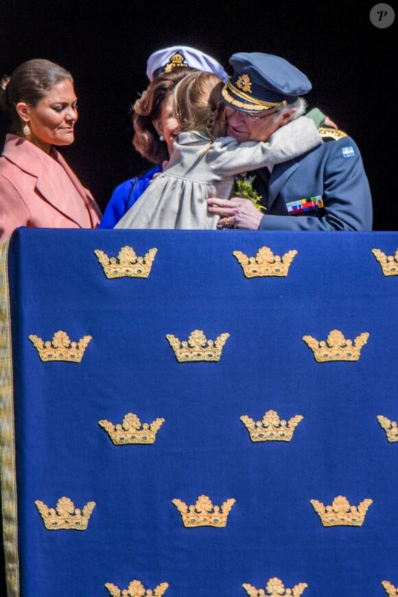 La princesse Estelle de Suède a fait un gros câlin à son papy le roi Carl XVI Gustaf au balcon du palais royal lors des célébrations de son 71e anniversaire à Stockholm le 30 avril 2017