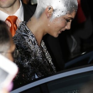 Cara Delevingne (crâne rasé) - Sortie des people du Mark Hotel pour se rendre au MET 2017 Costume Institute Gala sur le thème de "Rei Kawakubo/Comme des Garçons: Art Of The In-Between" à New York, le 1er mai 2017.